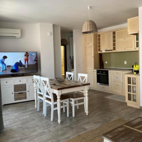 Sea Garden Apartment, excellent location with free parking